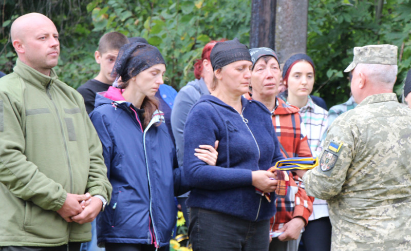 На Чернігівщині провели в останню путь молодого воїна, який трагічно загинув на фронті