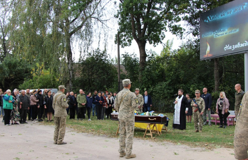 На Чернігівщині провели в останню путь молодого воїна, який трагічно загинув на фронті