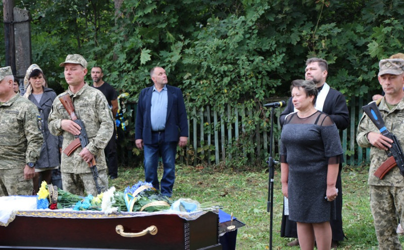 На Чернігівщині провели в останню путь молодого воїна, який трагічно загинув на фронті