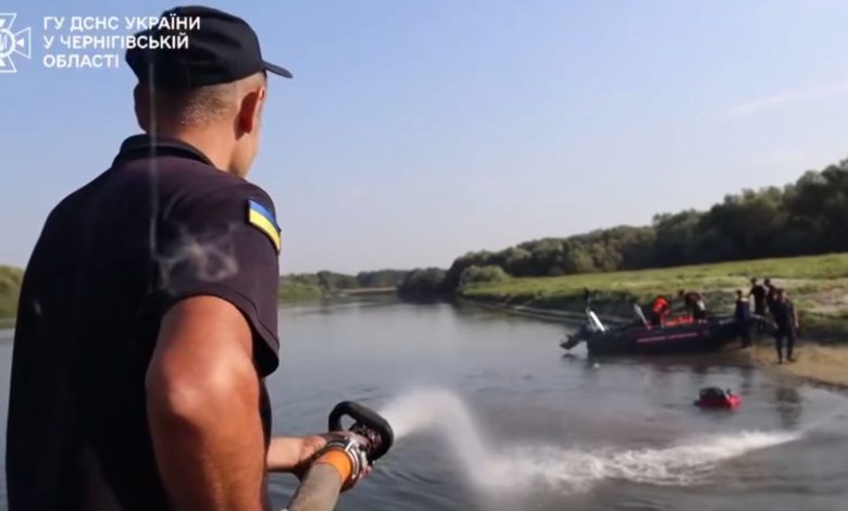 Рятувальники Чернігівщини показали, як очищують воду від забруднення  у річках (Відео)