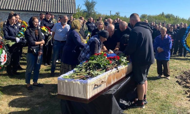 В Ічні прощалися з поліцейським Русланом Бліновим, який загинув у ДТП