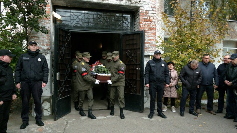 "Такі люди народжуються нечасто": у Чернігові попрощалися з колишнім очільником міліції області Віктором Свинарьовим