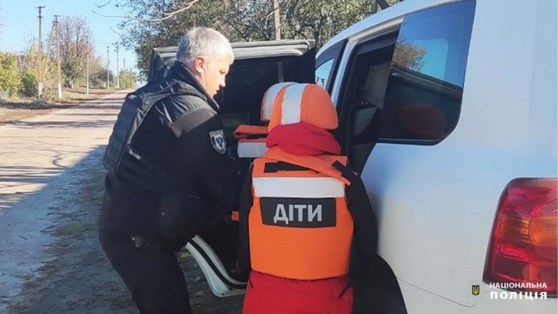 З прикордонного села Костобобрів на Чернігівщині поліцейські евакуювали трьох дітей та їхню матір