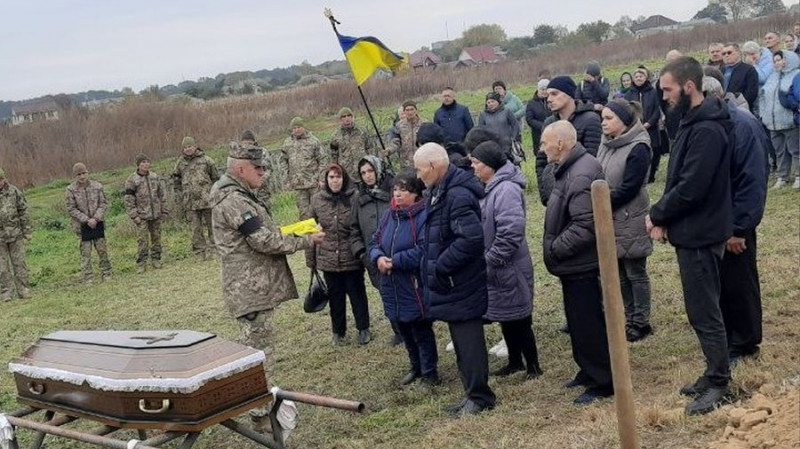 У Мені на Чернігівщині попрощалися з військовим ЗСУ Миколою Дудком