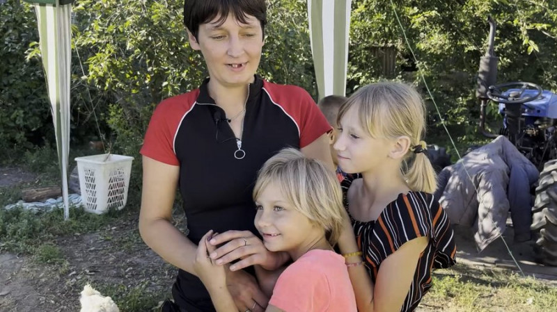 Народили дев'яту дитину та стали дідусем й бабусею: як живе родина з Чернігівщини, чий будинок спалили росіяни