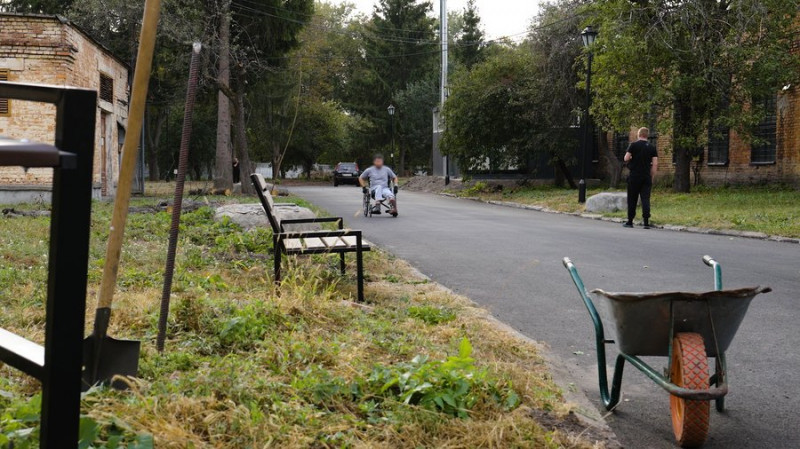 Інтернет в кожній палаті, лавочки для перекуру на вулиці, власна котельня: як новий керівник змінює військовий госпіталь