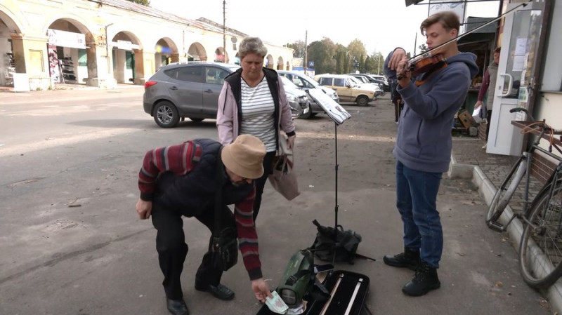 20-річний скрипаль з Сумщини грає у Новгороді-Сіверському, щоб заробити на навчання