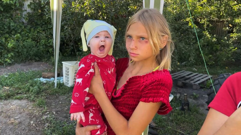 Народили дев'яту дитину та стали дідусем й бабусею: як живе родина з Чернігівщини, чий будинок спалили росіяни