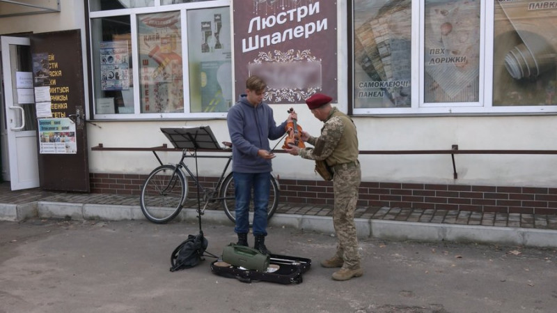 20-річний скрипаль з Сумщини грає у Новгороді-Сіверському, щоб заробити на навчання