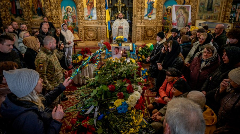 "Був чуйним та добрим лікарем, якого любили пацієнти": у Чернігові попрощалися з Андрієм Мохоньком