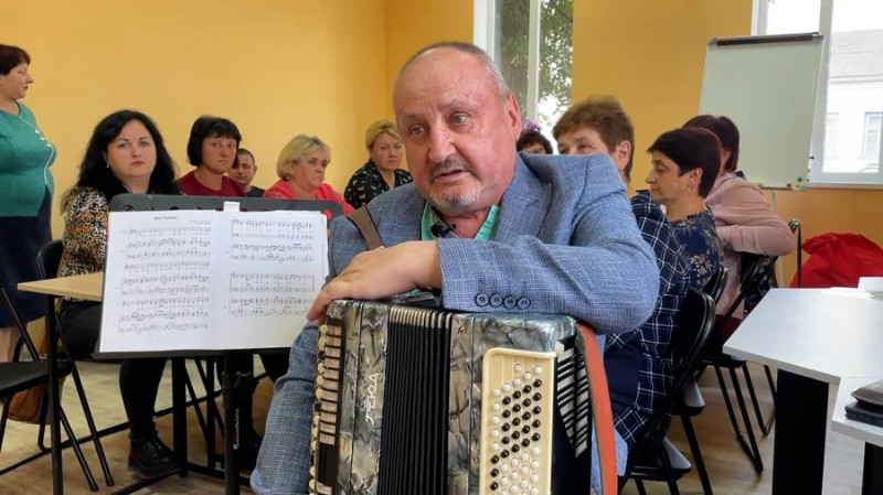 Хор, волонтерство та дитяче дозвілля: жителі Нової Басані на Чернігівщині збираються у приміщенні місцевої бібліотеки