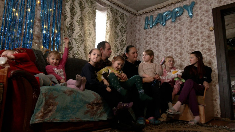 Народили дев'яту дитину та стали дідусем й бабусею: як живе родина з Чернігівщини, чий будинок спалили росіяни