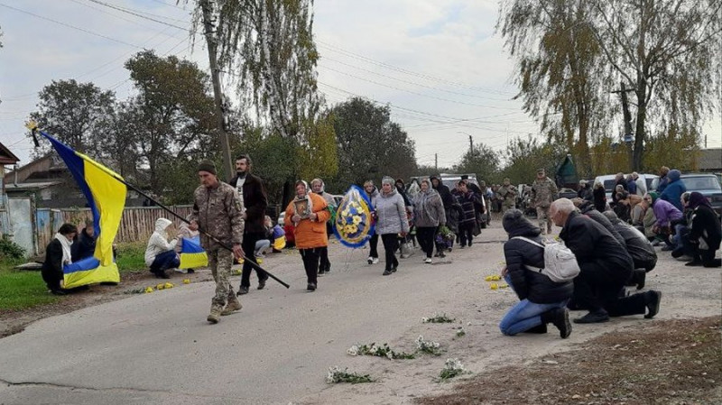 У Мені на Чернігівщині попрощалися з військовим ЗСУ Миколою Дудком