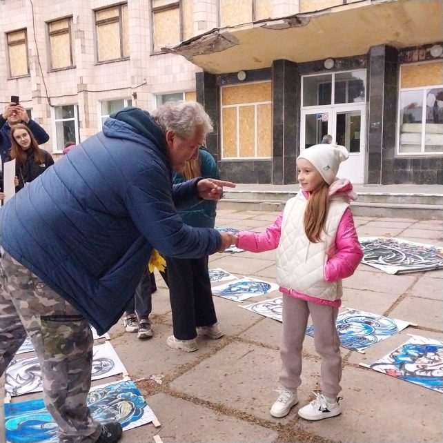 Французький художник влаштував імпровізовану виставку на Чернігівщині