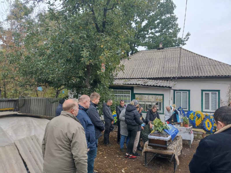 На Чернігівщині попрощалися з солдатом, який помер унаслідок тяжких поранень, отриманих у бою на Донеччині