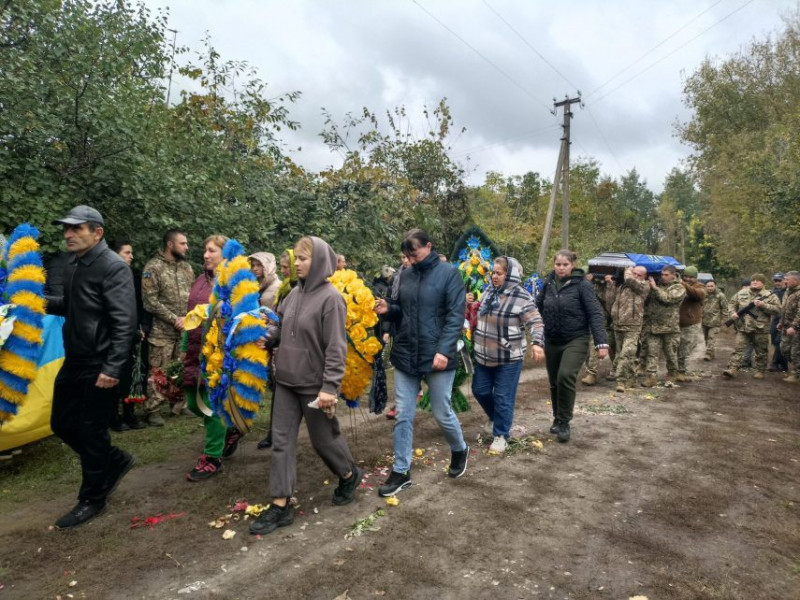 На Чернігівщині попрощалися з солдатом, який помер унаслідок тяжких поранень, отриманих у бою на Донеччині