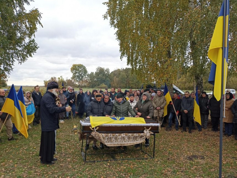 На Чернігівщині попрощалися з солдатом, який помер унаслідок тяжких поранень, отриманих у бою на Донеччині