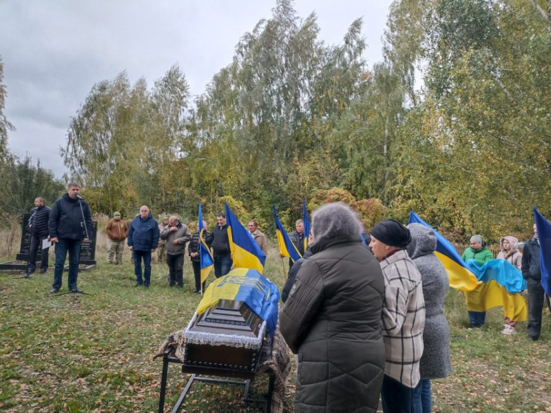 На Чернігівщині попрощалися з солдатом, який помер унаслідок тяжких поранень, отриманих у бою на Донеччині