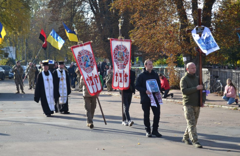 На Чернігівщині попрощалися з воїном, який помер від тяжкого поранення