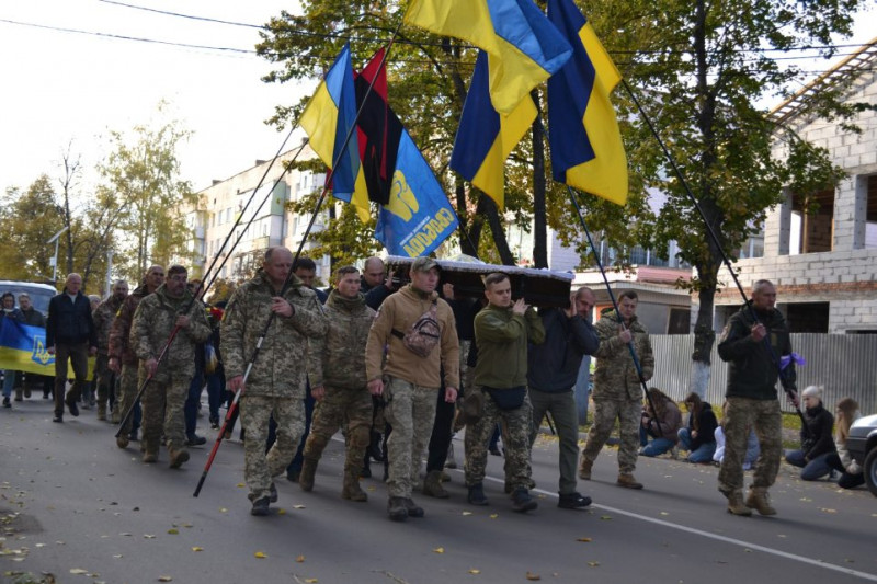 На Чернігівщині попрощалися з воїном, який помер від тяжкого поранення