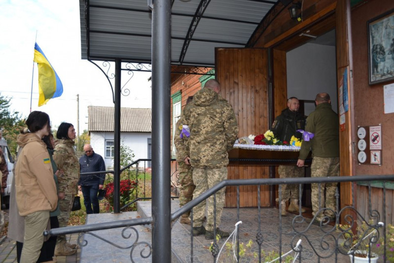 На Чернігівщині попрощалися з воїном, який помер від тяжкого поранення