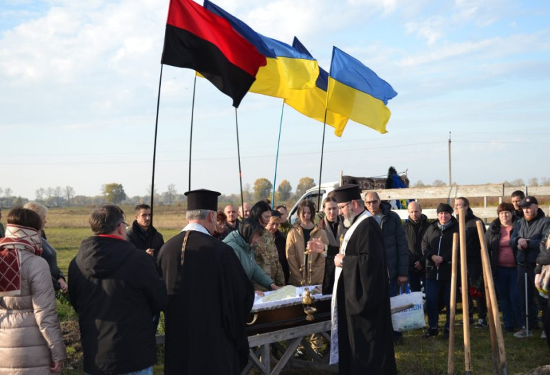 На Чернігівщині попрощалися з воїном, який помер від тяжкого поранення