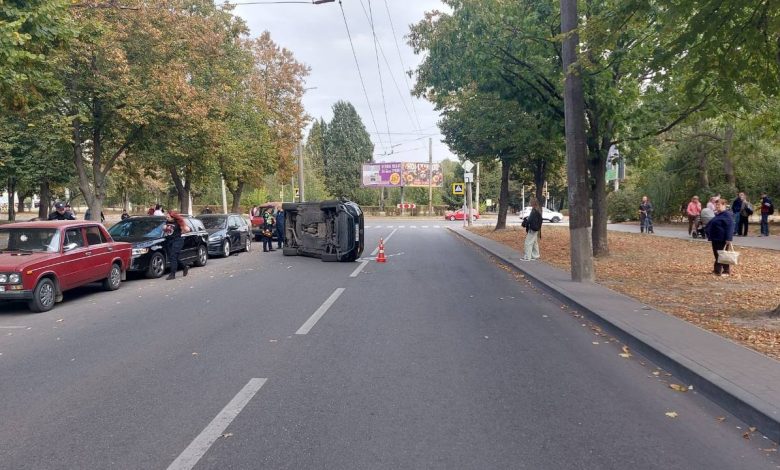 У Чернігові перекинувся автомобіль, за кермом якого була вагітна (Фото)