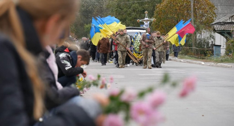 У громаді на Чернігівщині попрощалися з воїном, який помер у лікарні на Львівщині