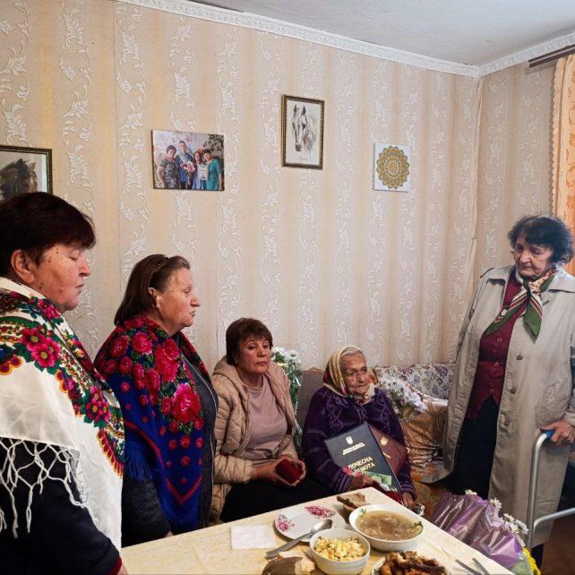 Виховала трьох дітей і була депутаткою місцевих рад: жителька Чернігівщини відзначає 100-річний ювілей 