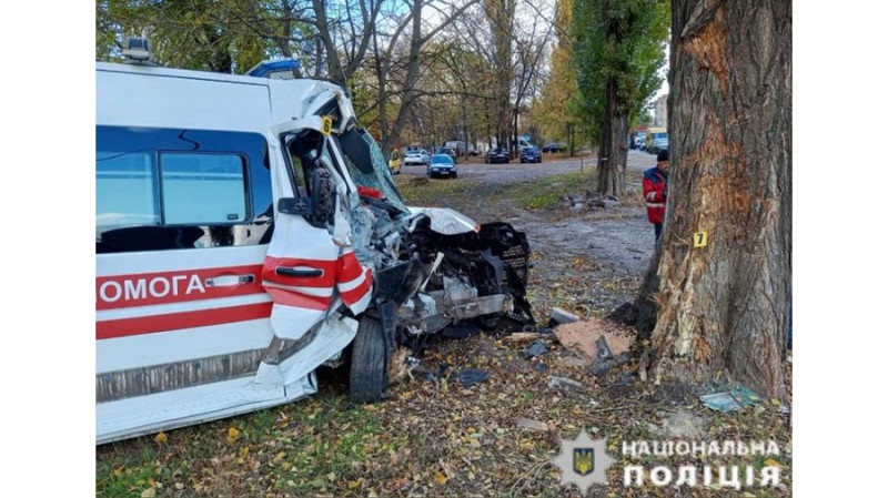 У Ніжині "швидка" везла вагітну жінку та після зіткнення з автомобілем збила пішохода