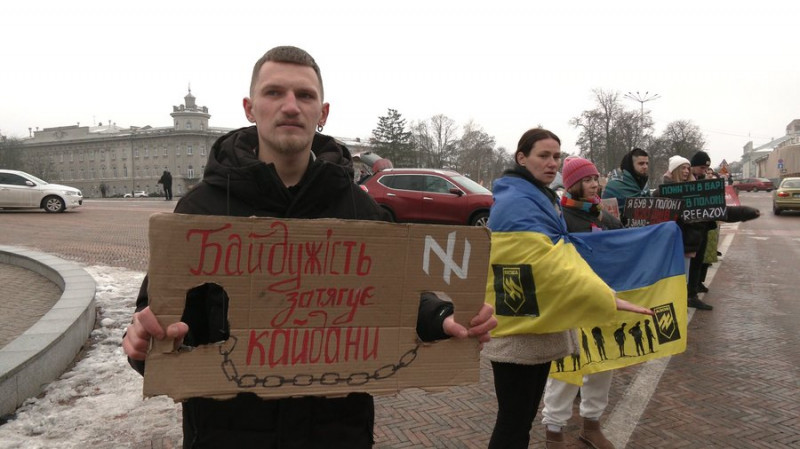 "Бути голосом тих, хто зараз витримує тортури": у Чернігові пройшла акція на підтримку військовополонених