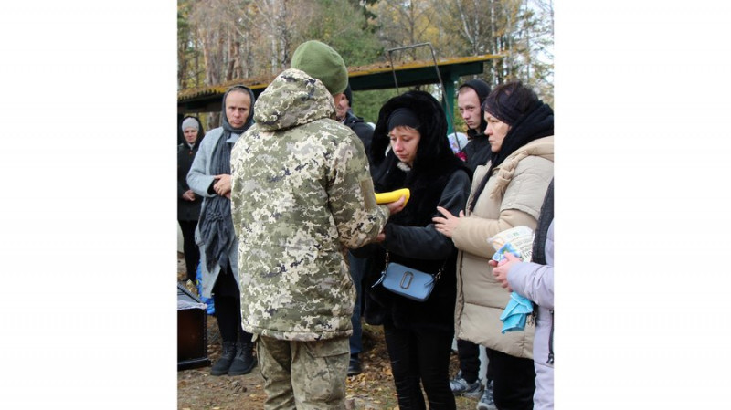 Мав численні поранення та помер у шпиталі: на Чернігівщині попрощалися із головним сержантом Сергієм Ремісником