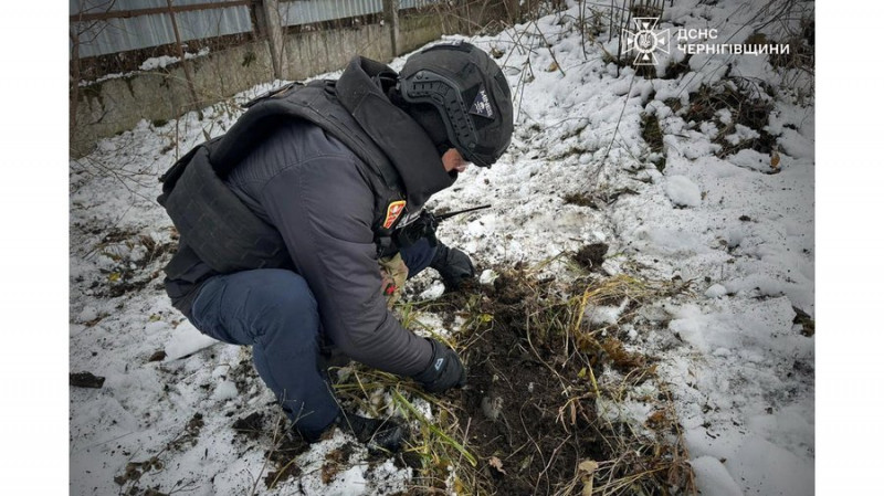 Після російських обстрілів по Чернігівщині за добу сапери виявили та знешкодили 20 вибухонебезпечних предметів