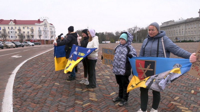 "Бабусю, а ти точно не помреш, мене не залишиш?": у Чернігові хлопчик, який втратив маму, чекає на батька з полону