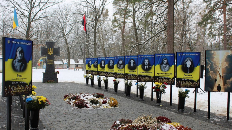 У селищі на Чернігівщині відкрили Алею Слави в пам'ять про загиблих військових