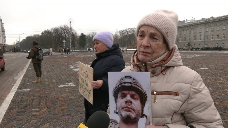 "Бути голосом тих, хто зараз витримує тортури": у Чернігові пройшла акція на підтримку військовополонених