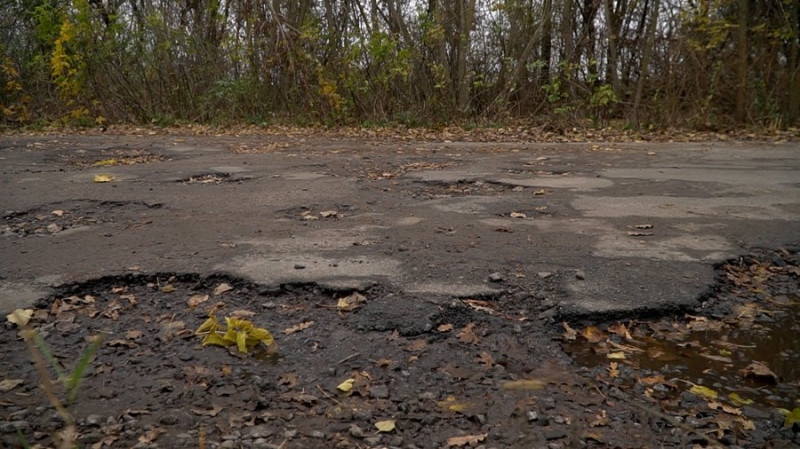 "Дорожня ситуація зробила нас заручниками": чому не ремонтують дорогу в селі Оленівка на Чернігівщині