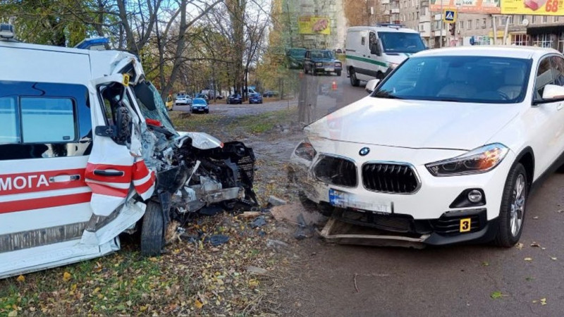 У Ніжині "швидка" везла вагітну жінку та після зіткнення з автомобілем збила пішохода