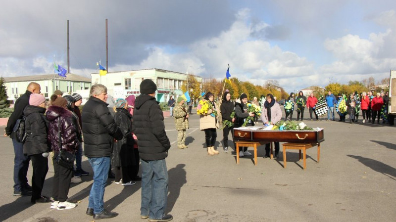 Мав численні поранення та помер у шпиталі: на Чернігівщині попрощалися із головним сержантом Сергієм Ремісником