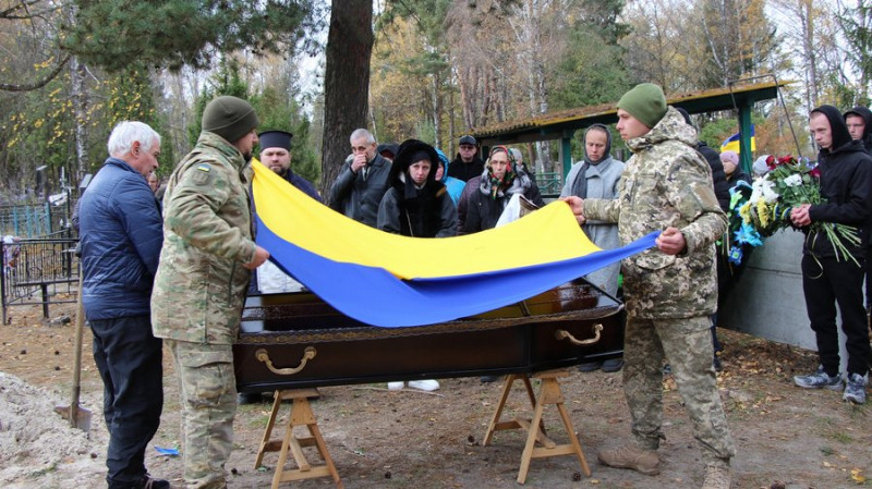 Мав численні поранення та помер у шпиталі: на Чернігівщині попрощалися із головним сержантом Сергієм Ремісником