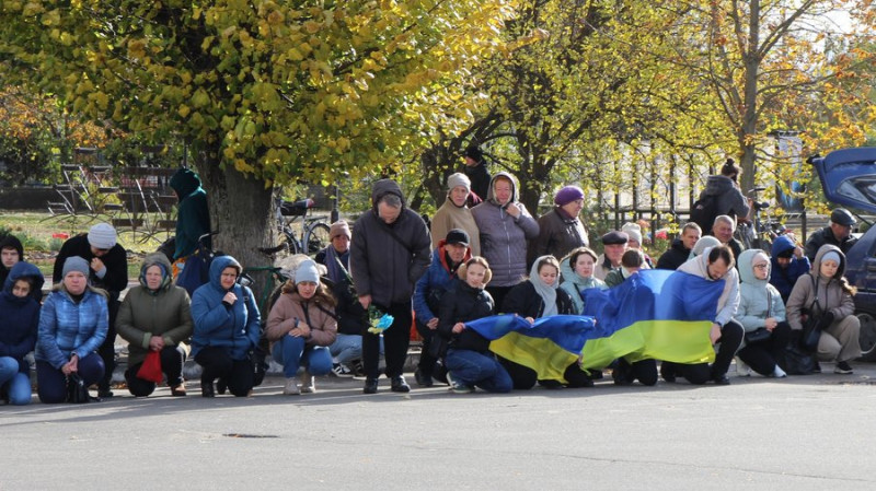 Мав численні поранення та помер у шпиталі: на Чернігівщині попрощалися із головним сержантом Сергієм Ремісником