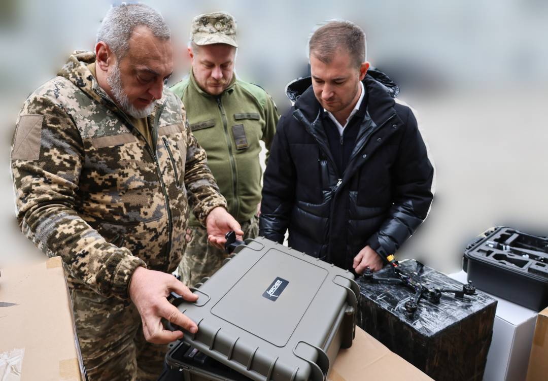 Дрони, зарядні станції та телевізійні приціли Чернігівська міська тергромада передала військовим