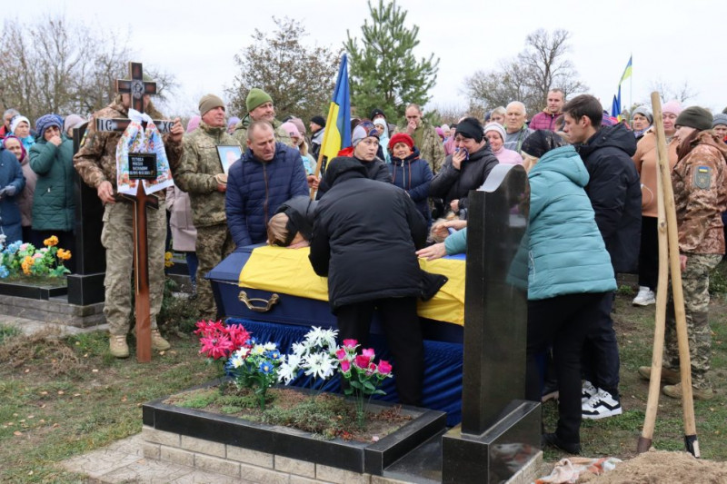 На Чернігівщині попрощалися з воїном, який загинув у 2023 році на Донеччині