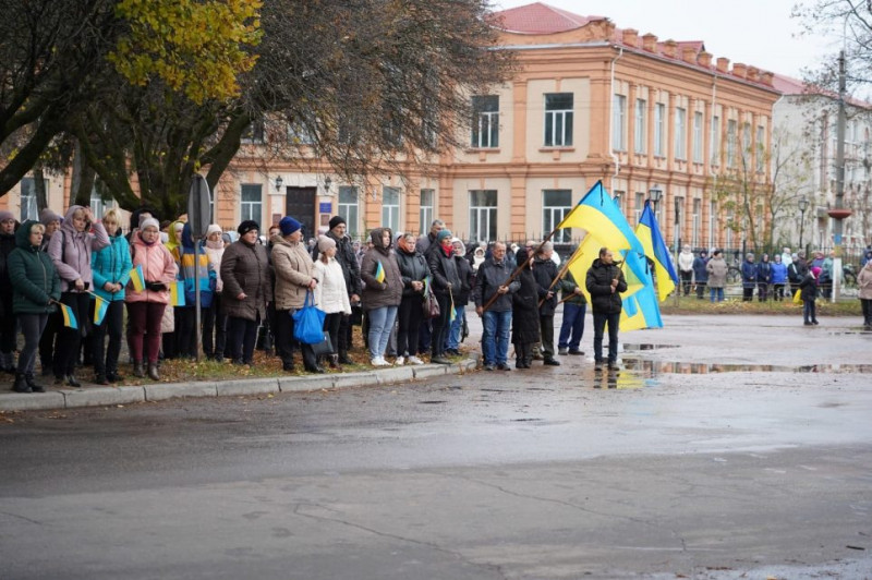 На Чернігівщині провели в останню путь захисника, який помер під час лікування