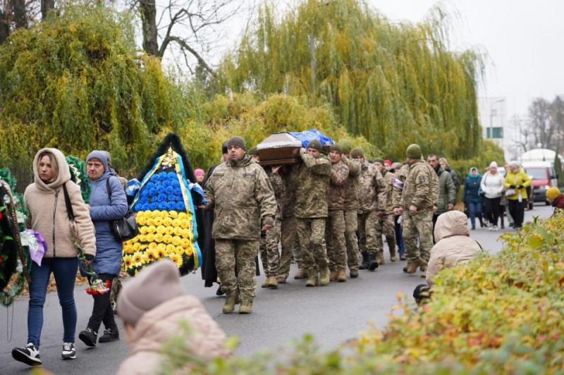 На Чернігівщині провели в останню путь захисника, який помер під час лікування