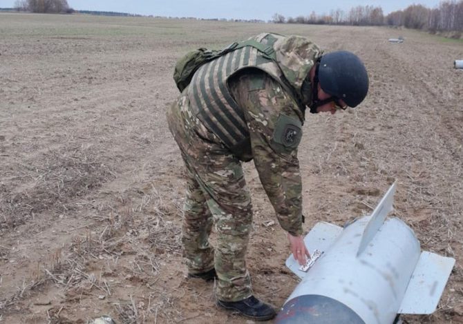 На Чернігівщині вибухотехніки поліції знешкодили залишки від двох ворожих ракет (Фото)