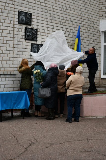 На фасадах двох навчальних закладів на Чернігівщині встановили меморіальні дошки на честь загиблих воїнів