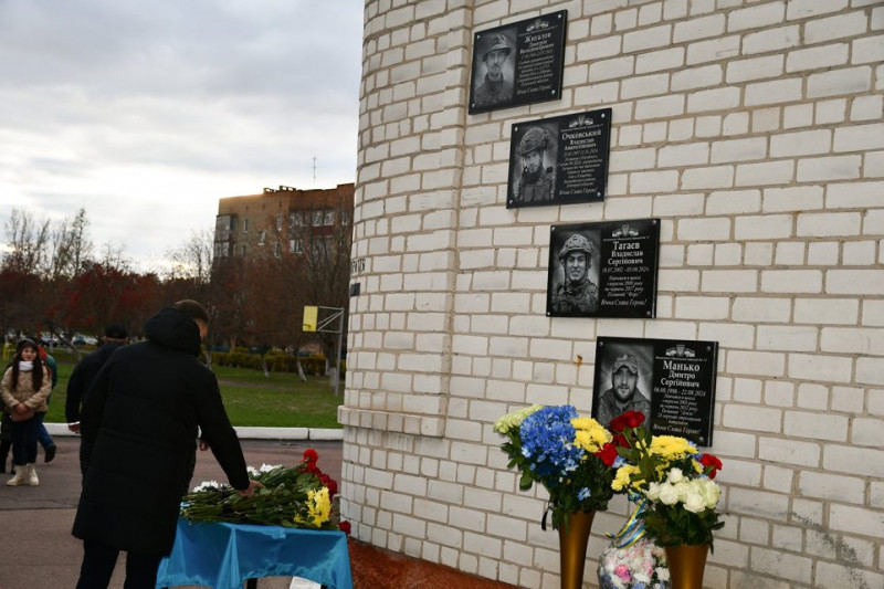 На фасадах двох навчальних закладів на Чернігівщині встановили меморіальні дошки на честь загиблих воїнів