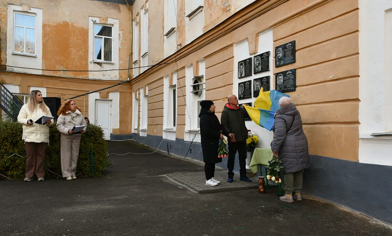 На фасадах двох навчальних закладів на Чернігівщині встановили меморіальні дошки на честь загиблих воїнів