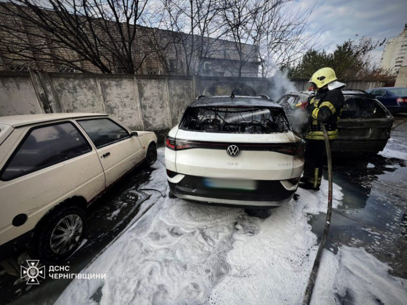 Першим спалахнув «БМВ»: стали відомі причини займання автівок у мікрорайоні Масани (Фото)